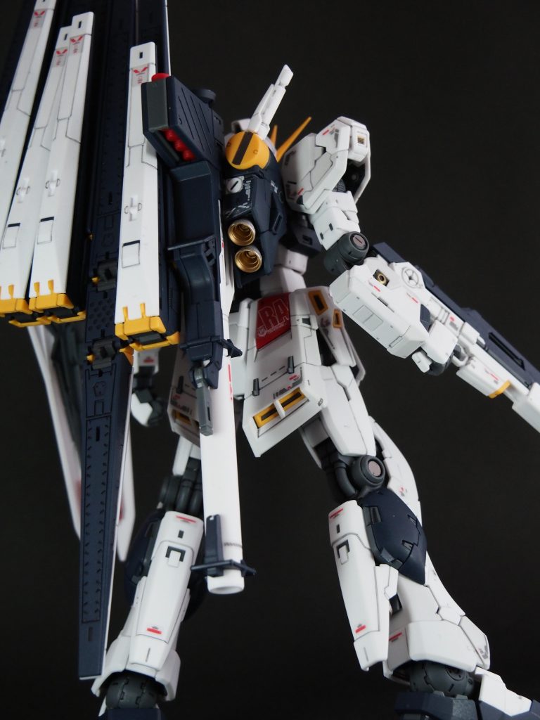 塗装箇所はスラスター周りをゴールドとシルバーに塗り分けたのと、違和感のあったフィンファンネル基部を設定通りネイビーブルーとイエローのラインで塗りました。