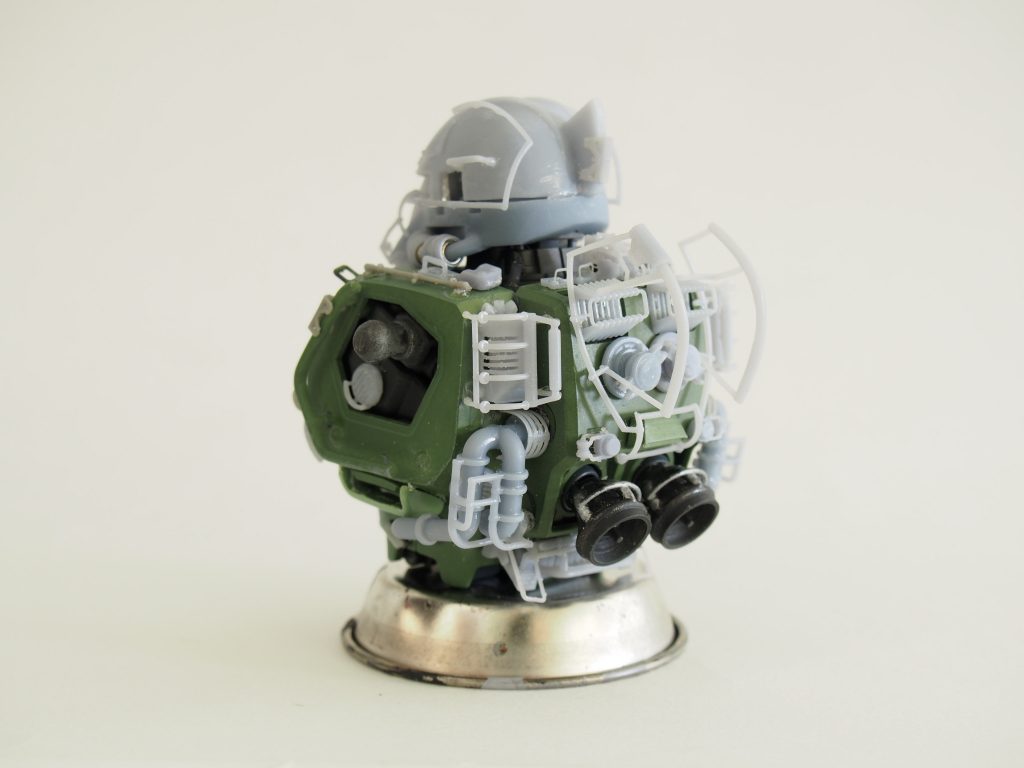 本来ザクのバックパックはとてもシンプルなので、『06Rのバックパックカバーを外したらどうなる?』というイメージでディティールアップパーツを貼りました。