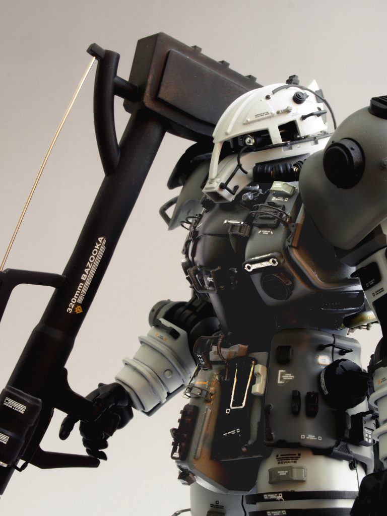 頭部にはメンテナンス用のパイピングを施しています。旧ザクとは少しヘルメットの形状を変更しています。