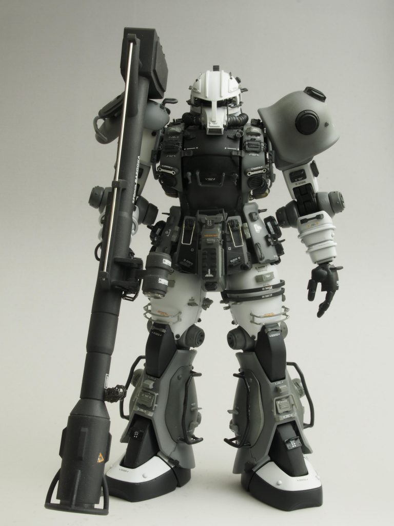 MS06への進化過程を想定しているので、頭部には短めの動力パイプがあります。