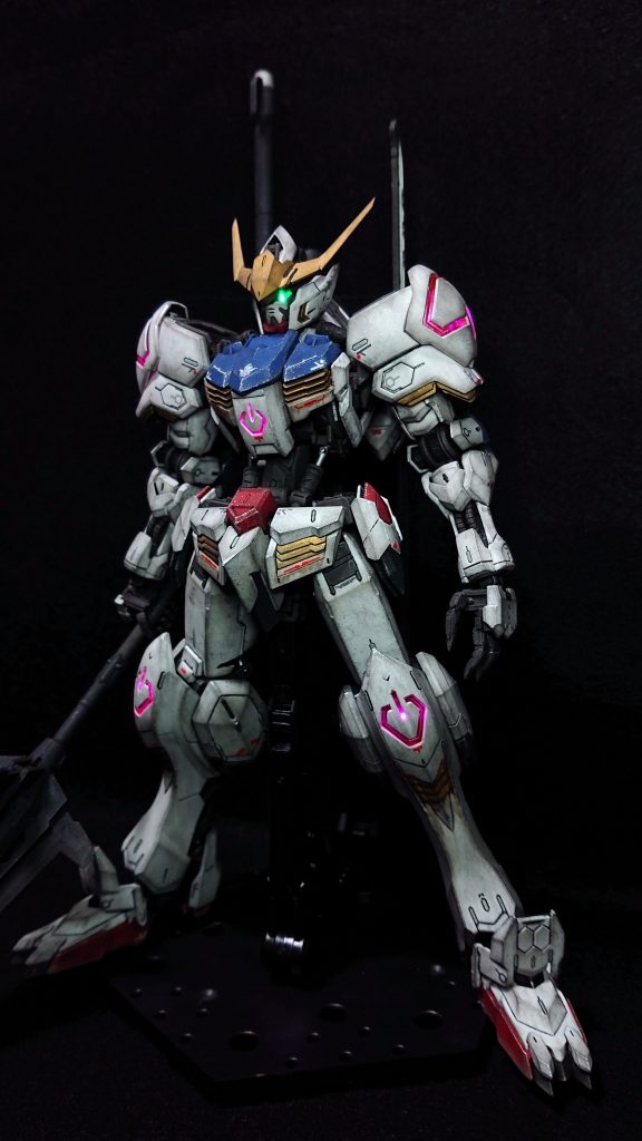 ディテールに対しての工作はヒケ処理、各尖端の鋭利化の他、アンテナを薄くしたり、頭頂部の菱形のアーマーの内側に設定には無い仕切りがあったため、取り除きました。