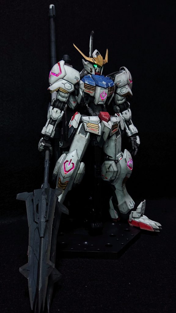 電飾は目の他、写真ではわかりにくいですが肩、胸、ヒザのクリアーピンク全ての内側にLEDを仕込んでいます。配線は腰の後ろ側から可動を確保しつつ、ガンダムフレーム内部を通して見た目を損なわないようにしています。