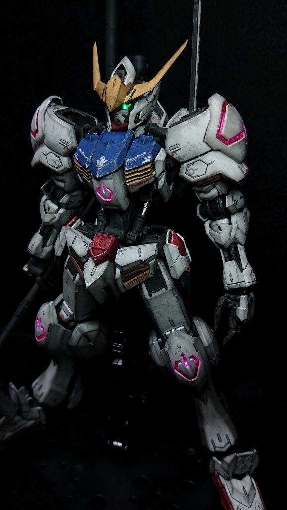 ウェザリングはつや消しを吹いてからマルチブラックやマルチホワイトでウォッシング、シルバーの塗料でチッピングし、ウェザリングマスターでエッジを立てています。