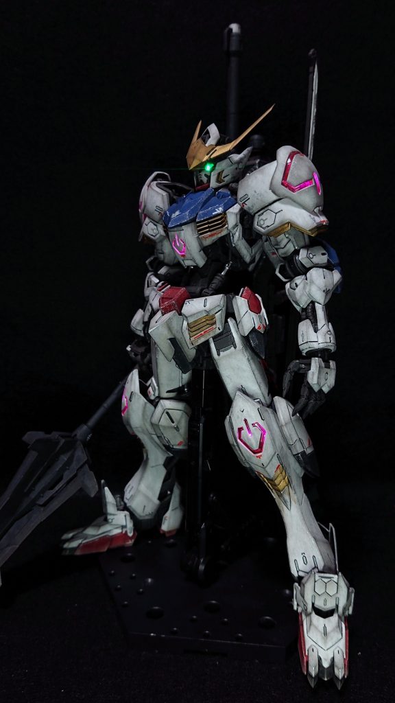 部分塗装も細かく行っており、イエローのパーツは全てゴールド、装甲の細かな六角形のモールドをライトグレー、メイスと滑腔砲の一部をジャーマングレー、太刀の柄をホワイトに塗装している他、装甲の内側をダークアイアンで塗装してメリハリを出しています。