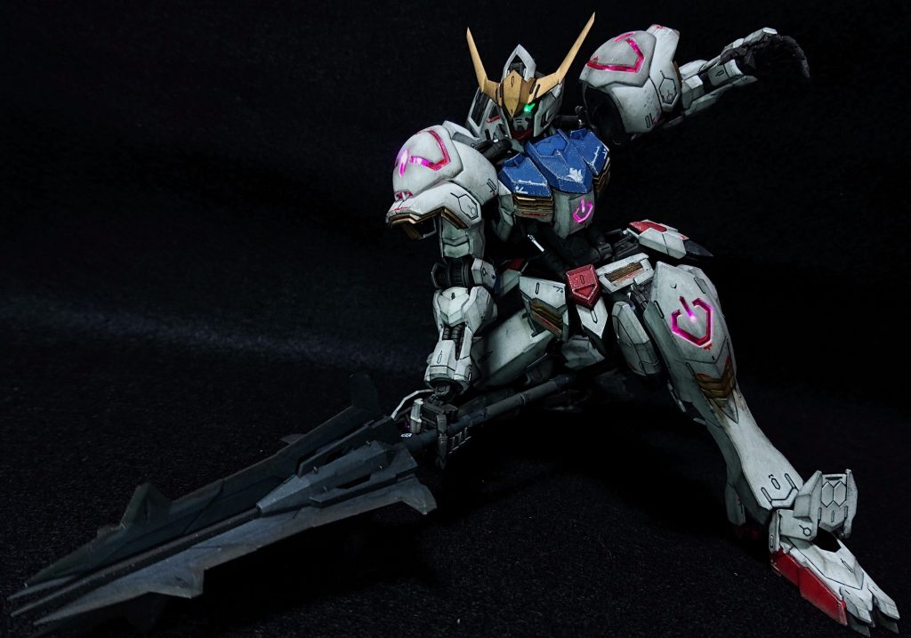 箱絵のポージングにて。メイスは刃の部分を全て削って薄くしています。また、劇中の配色にならって柄の中心は成形色のブラウンを残し、他の部分はジャーマングレーで塗装しました。