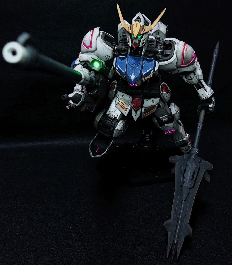 センサーはレンズ部分をくり抜いてグリーンのウェーブのHアイズを六角形に削ったものをはめて、内側にグリーンのミライトを入れて発光出来るようにしています。