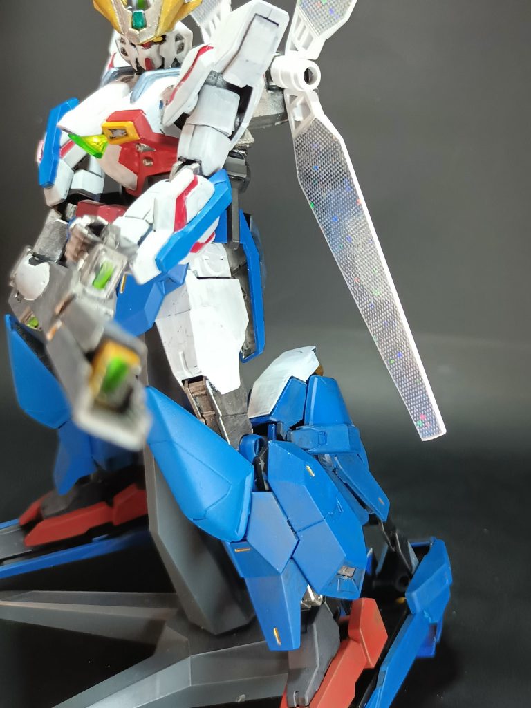 サテライトキャノン発射時に機動力の確保の為展開