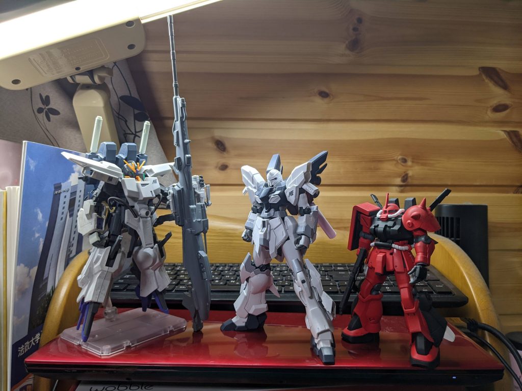 ちなみに他のガンプラと比べるとこれぐらいの差があります。飾る場所にも困ります。