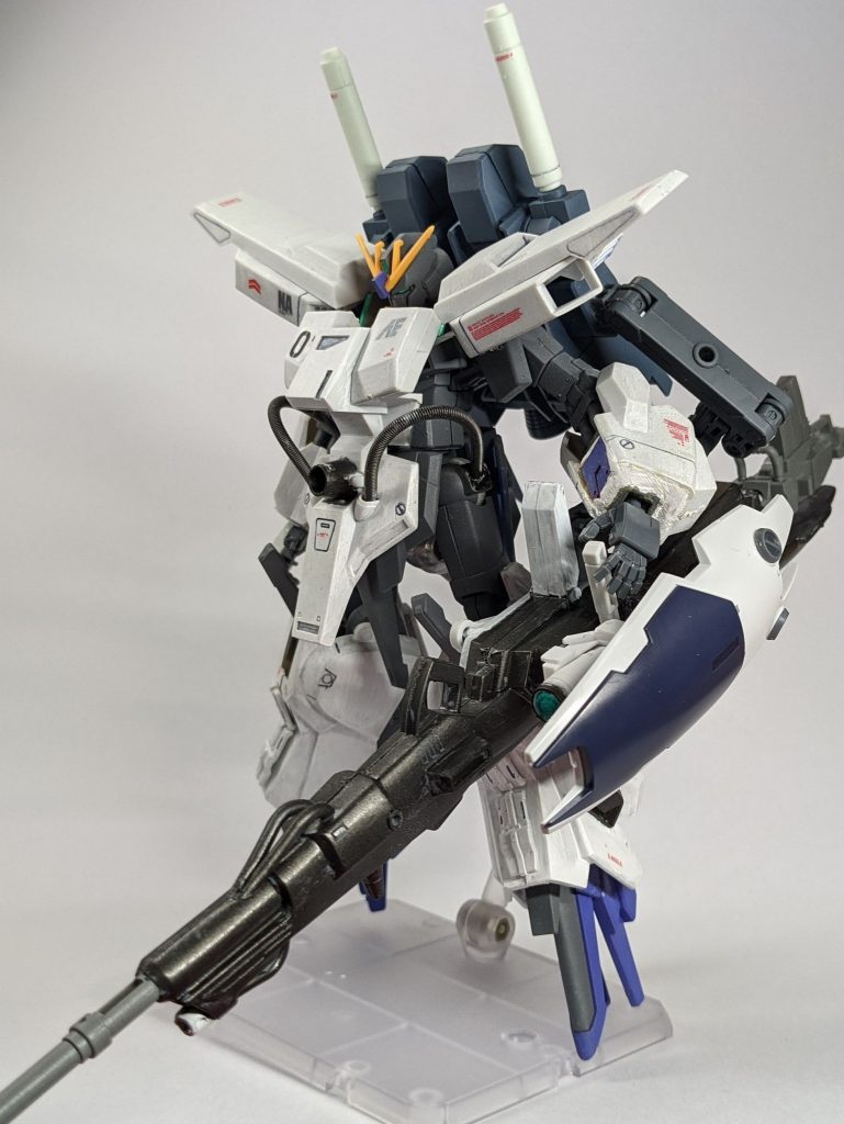 ハイパーメガカノン改は、長い銃身が見た目通り相手にとって格好のいい的になってしまう上に被弾すると貯蔵している縮退寸前のメガ粒子が暴発するデメリットがある。その為、取り回しがさらに悪くなる枷があるものの銃身の防御を目的に余剰品のジムカスタムのシールドを徴用して装備している。