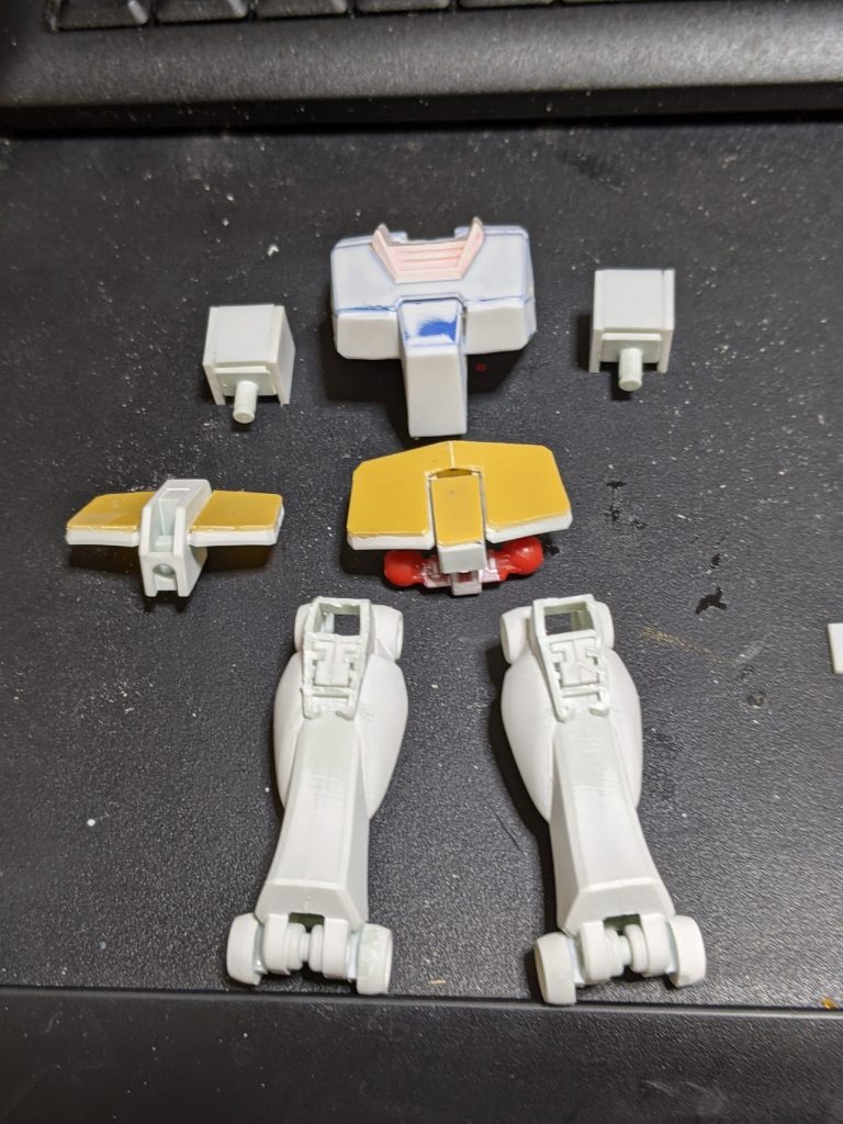 腰アーマーは黄色パーツと中央パーツをカットしてからプラ板を貼ってフラットにしました。スネはこのあと光硬化パテを詰めて形状出ししています。