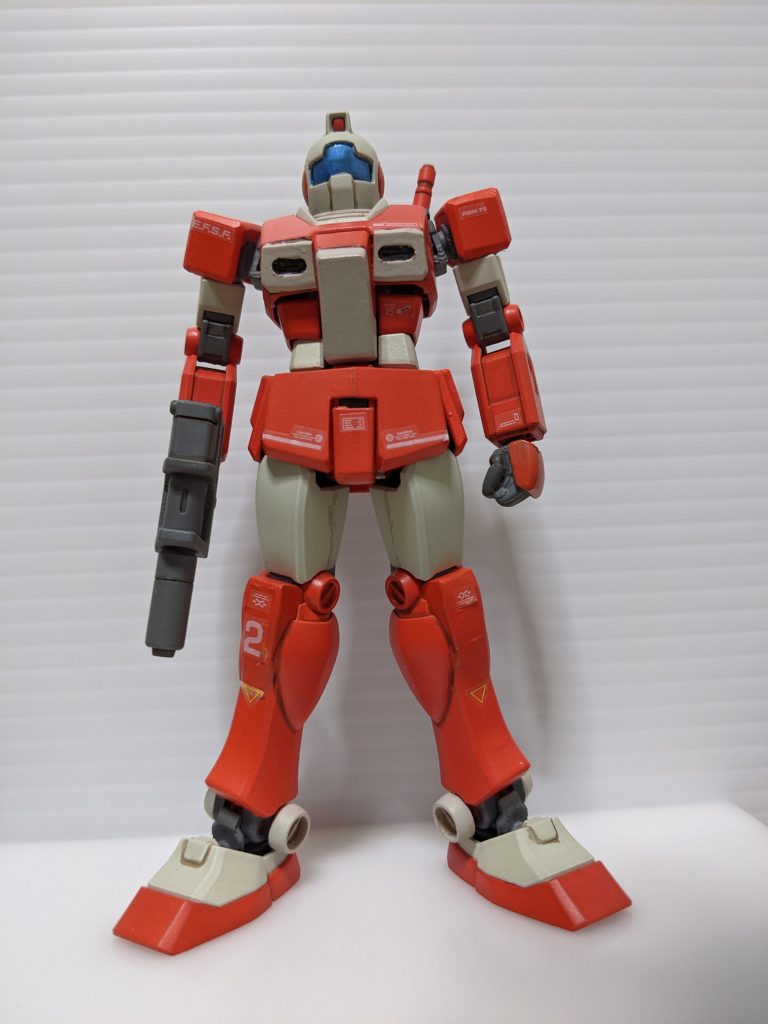 肩部は肉抜き穴ふさぎとボリュームアップを目的に1mmプラ板を貼り付けて一回り大きくしています。