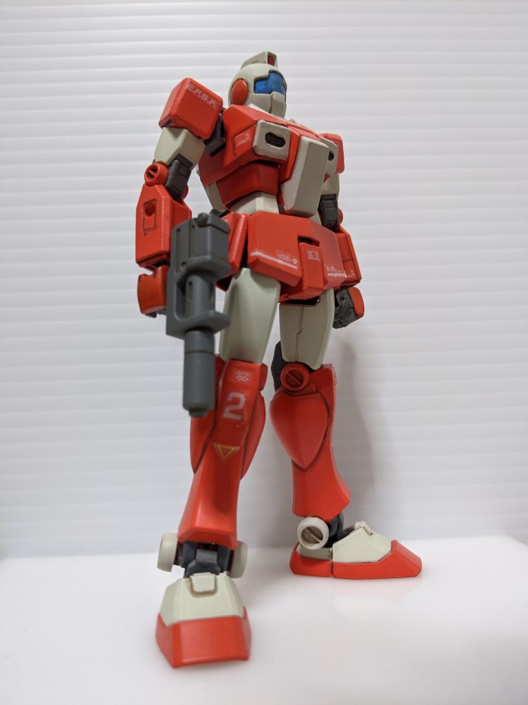 基本的にはプラ板工作が主体です。アンクルアーマーから丸パーツを切り取って、スネ側に接着し直しています。