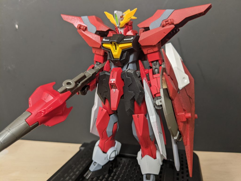 本体はグロスレッド、胸などはグロスイエローを使用しました。背中、胸、足にはフラットグレーを使用。スカートやレッグにはライトグレーを使用し、各地にグロスブラックを使用！