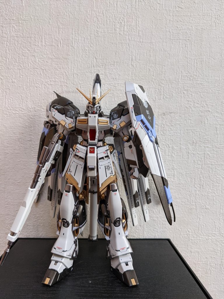 フォルム、ディティールはツボですが、キット成形色の青が、自分には刺さらなかったので（大好きな方、ゴメンなさい🙏）、νガンダムに寄せる方向でカラーリング変更しました。白、関節のグレー、パープル等は成形色です。