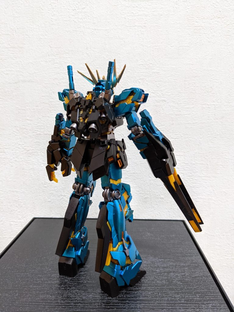 背面。サイコフレームだけ、成形色ママです。