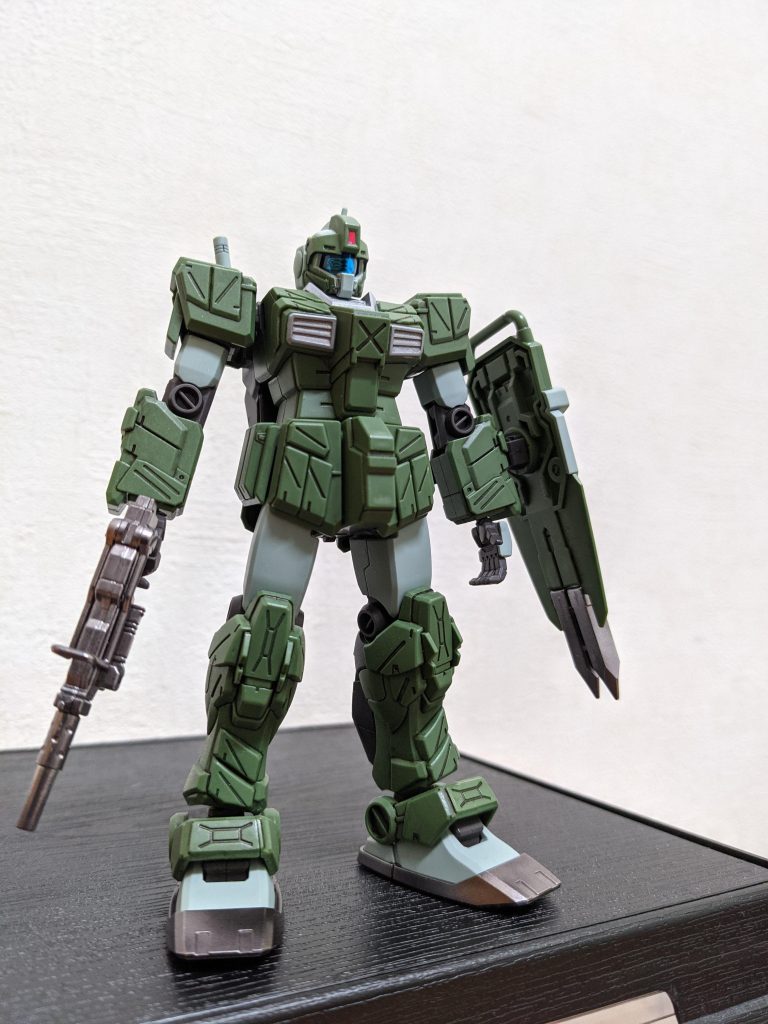 「戦場の絆」やったこと無いけど、昨春に店頭で見かけて渋い色に惹かれて購入・・・したのはよいが、古いキット故に顔の塗り分けがシール対応💦だったのでしばらく詰みに😅そんな中、秋に出たガンマカMSVセットのライトブルーが、ほぼこの塗り分け色とドンピシャだったので、やっとこ完成しました。塗り分け用シールは、頭頂部のカメラ以外は使ってません(キレイに貼る方が、塗装するより難しくないですか❓)