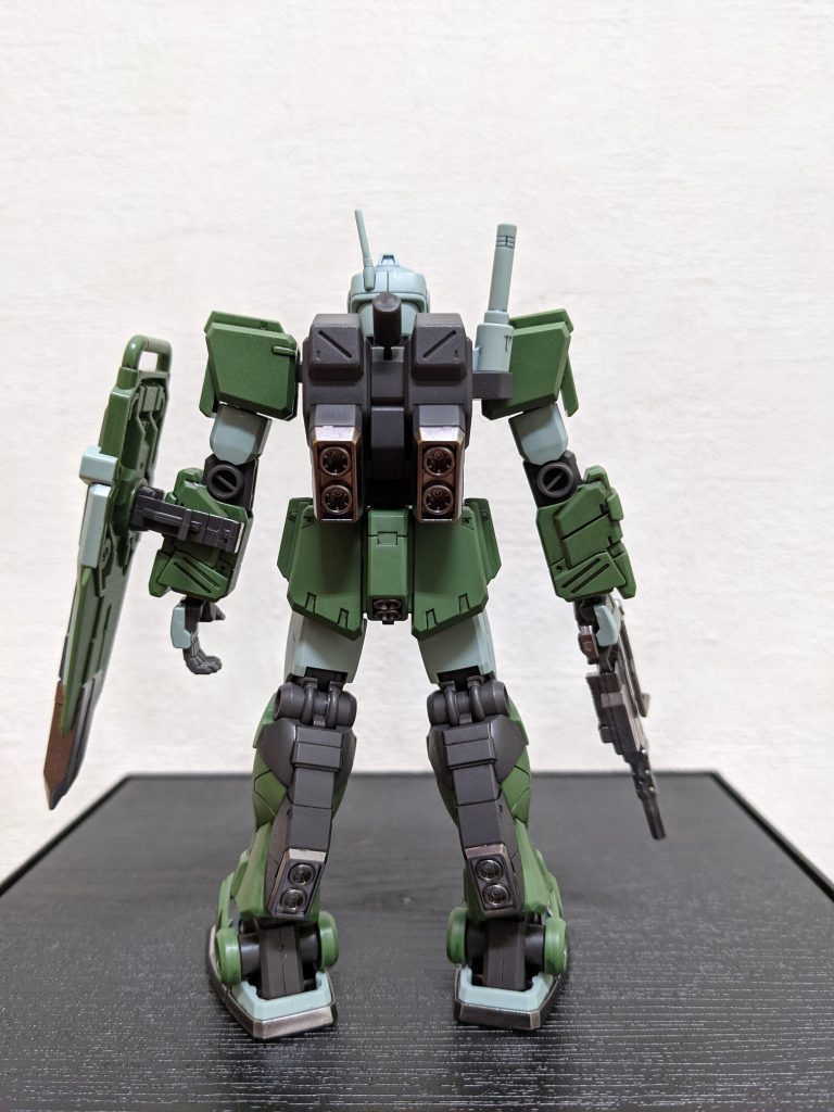 背面。カラーリングは、デフォだと靴がビビッドな黄色！で、個人的には残念ポイント😅だったので、全体的に渋さをキープすることを狙ってヘビーガンメタリックに変更しました。