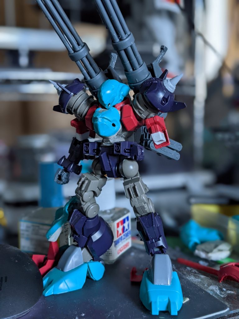 塗装前青い部分が旧キットケンプファーの部分後は各所にデカールと丸モールドをデコしていきました。