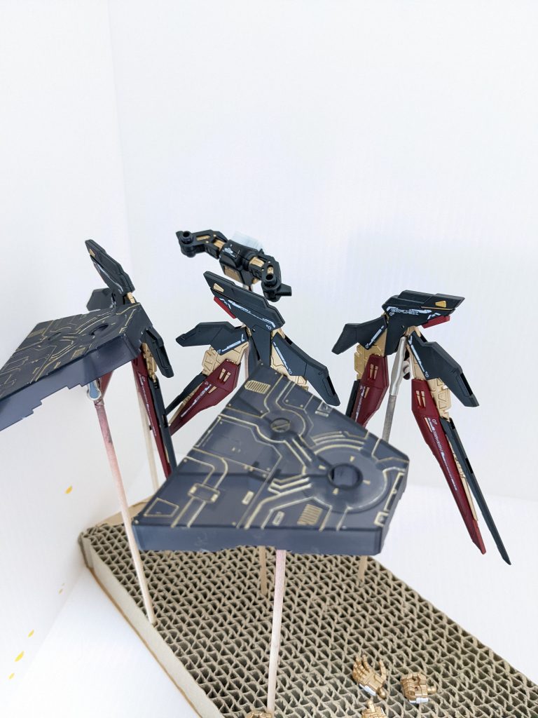 プレバン販売の台座にリーフゴールド(タミヤのエナメル)をスミ入れしました。