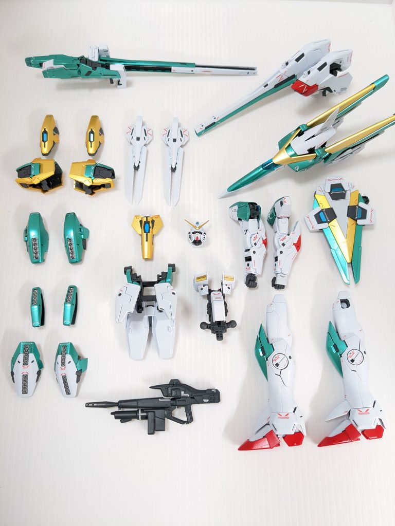 組む前の写真を…塗装した箇所は元々青部分と赤部分、フレーム、ビームライフル、クリアパーツになります。色のレシピ青部分:EXブラック⇒メタルグリーン⇒クリアコート赤部分:ピンクサフ⇒メタリックレッド⇒クリアコートフレーム、ビームライフル:スーパーヘビィ⇒ミッドナイトブルー+ガンメタル(ビームライフルのみ)⇒つや消しクリアパーツ:上記に記載ゴールド部分:ver.Kaの特別仕様によりつや消しになってたため、そのまま白部分:成形色仕上げのため800までヤスリを掛けて、つや消し