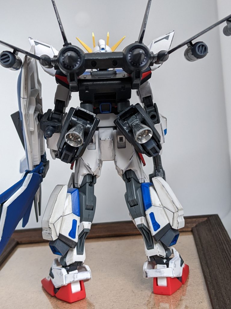 ばっしょっジェットストライカーはそのままつけても面白くなかったので、ウィンダムの肩をまるまる使ってバーニアを増設しました。使わない場合格納できます。何故格納するのかって?それはねフフフ・・・で、脚部スラスターは普通に脚に穴開けてつけましたが、面白くないのでウィンダムのサイドアーマーを取り付け。プロペラントタンク的な。ね。