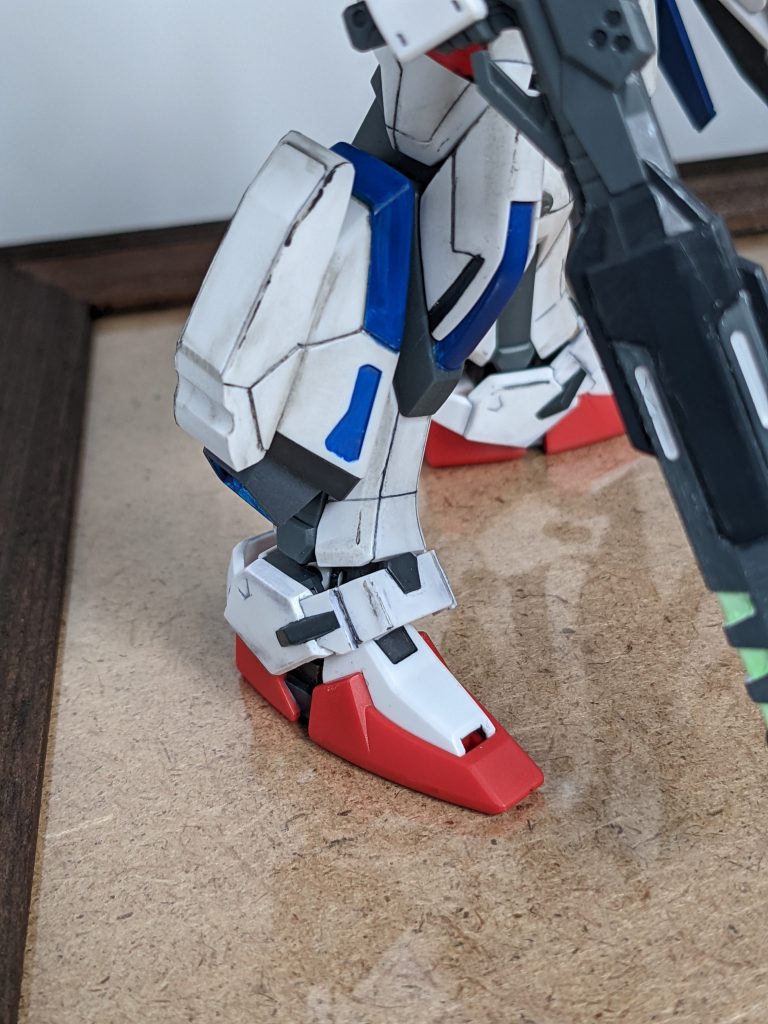 ストライクのアンクルアーマー?って前後に長くて隙間が開くんだよなーって前思ったことがあるので、今回は色の濃いスミ入れのところでバッサリやってから内側に貼り付けなおして短縮化しました。これによって膝からつま先にかけてのシルエットがするっとしたので、これは成功だと言えましょう。こういうことは簡単にできて見た目の変わるのでオススメして差し支えないでしょうか。ね。