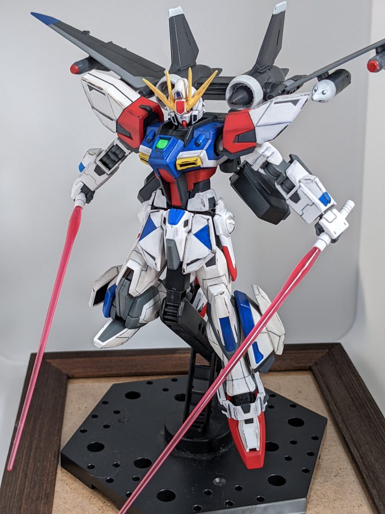 胸のグリーンのパーツはたぶんセンサーです。知らんけど。知らんのかい!かなりわかりにくいしどうでもいいところではあるんですが、肩にプラ板を貼り付けています。何故ならスジ彫りに失敗したので、誤魔化したかったからです。嘘じゃないんです信じてください!