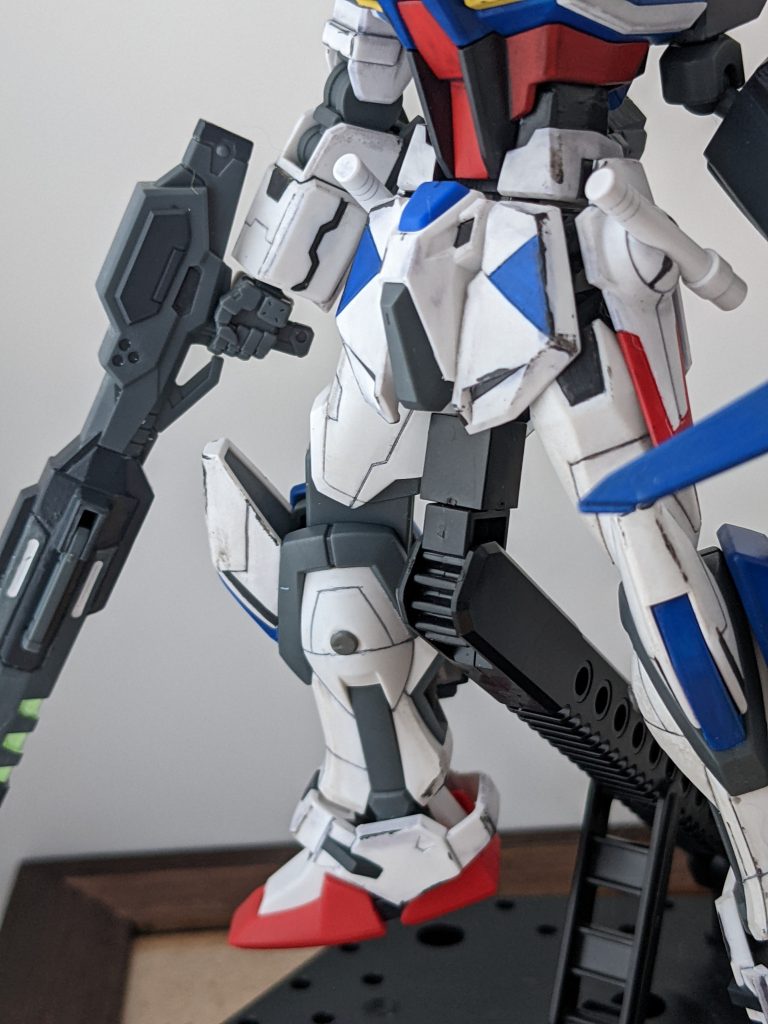 わざわざ見せるための(引きで見たら)変なポーズ。脚部スジ彫りはMGやPGをお手本に、丸いパーツもおまけでどうだ!腕部ディテールは塗り分けではなく、あれです、WAVEのディテールパンチで作ったプラ板を2枚、ああいう形になるように貼り付けました。スジ彫りだけがディテールアップではないのだよ!って誰かが。言ってたので。フロントアーマーのスジ彫りも実は少し失敗して、誤魔化すために塗装をしたのです。かっこよければよかろうなのだーッ!