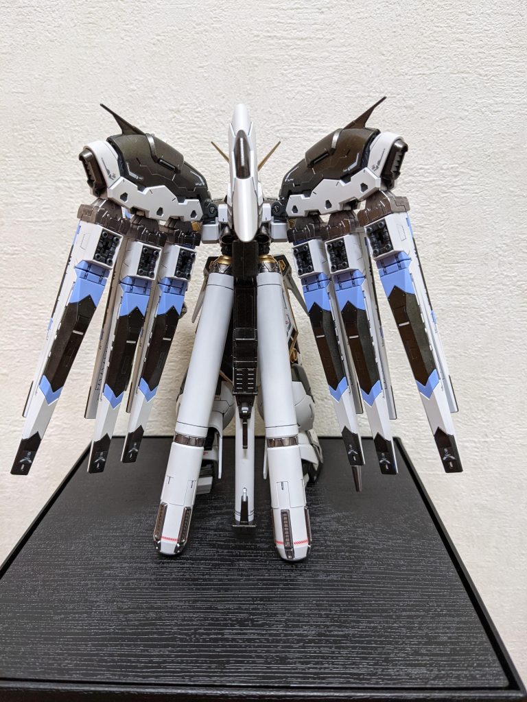 背面はこんな感じ。後に重心が行くので、自立はキツイです（プロペラントタンクとバズーカの支えが必要😅）