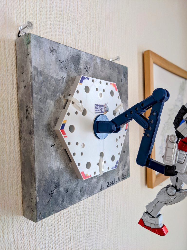 セリアのウッドイラストパネルにアクリル絵の具でコンクリート調に塗装し、横浜へ行った日付を書き、結束バンドでアクションベースを取り付けました。いいね、コメントいただけると大変嬉しいです🥳