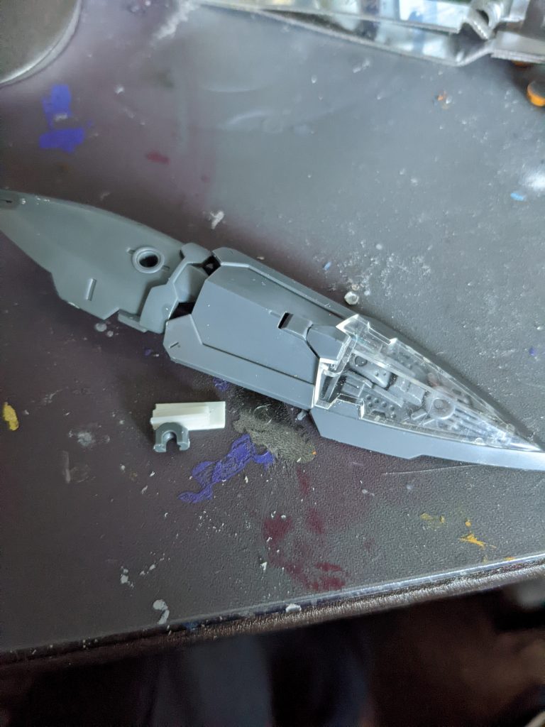 コトブキヤキットとジャンクでシールド作成プラ棒とプラ板で腕とのジョイント作成プラ板の突き出た部分が肘部分に差し込める形で接続できます