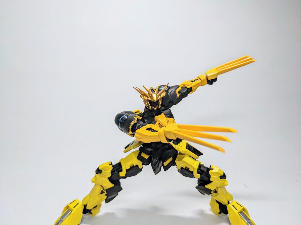 トラクローはエクシアやコアガンダムのビームサーベルとサーベルのエフェクトを使い、パテで盛って作りました!!