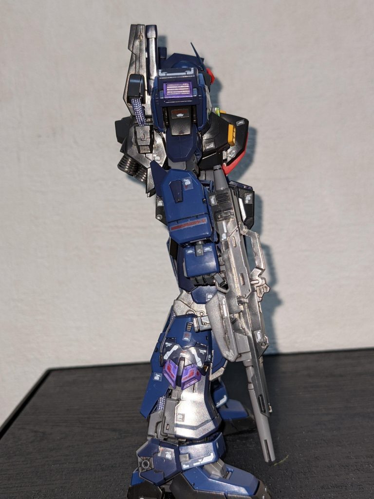 横から肩と脚のスラスターは、黄色のママだと目立ち過ぎな気がしたのでパープルに変更。これで気にいったのでRG Zガンダムでパープルを投入しました。せっかく塗るなら、ってことで、より目立つ、キットオリジナルのテスト機用パーツを使用(目立たせたいのか、たくないのか😅)