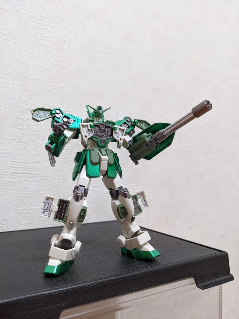 フルオープン!!塗装が剥げて、成形色がチラ見えしてしまってるのはご愛嬌😅白は成形色のママ、濃い緑はルミナスメタグリーン、薄い緑はジオン軍セットのザクグリーン、武器はヘビーガンメタリックとシャインシルバーです。特にミリタリーに寄せる訳ではなく、あくまでメインカラーの変更に留め、ヒロイックな感じに仕上げました。