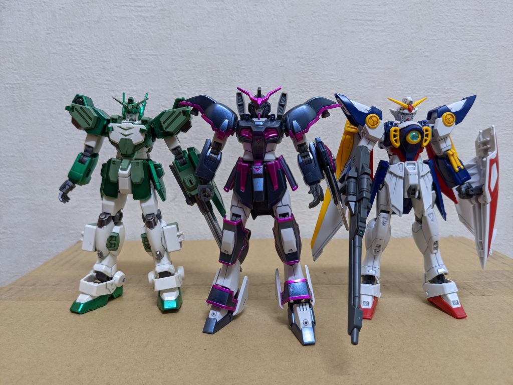 他のW系ガンダムと。ウイングのみ、完全成形色仕上げです。