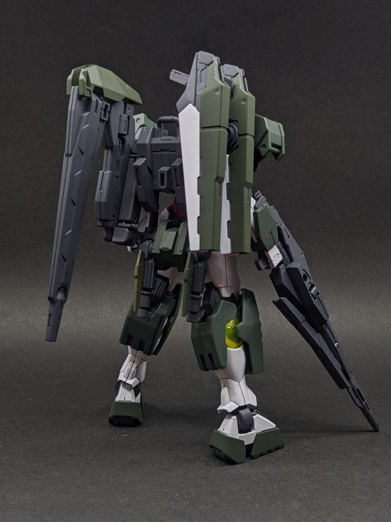 バックパックの武器はパワードアームズパワーダーのアームでフレキシブルに可動