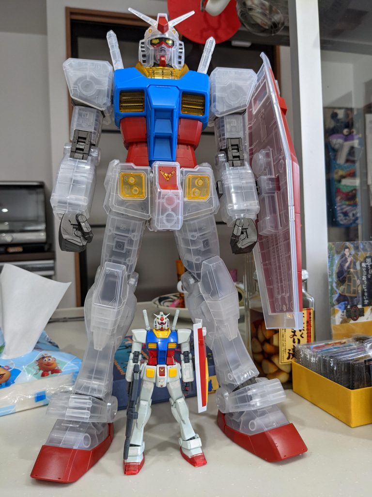 文字通りのパチ組み。一切手を加えてません。一瞬で組み終わりました。感想としては、まずデカイ！　可動は少ないです。指動かないし、ヒジ、ヒザあまり曲げれません。腰も回るだけで曲がりません。色分け、モールド、造形は、すんばらしい。顔の造りと、胸部ダクトの造りに感動しました。コアファイターはありません。で、パーツ数が少ないので、気持ちがいいくらいサクサクと作れました。子供のころに作った、電池やゼンマイで動く恐竜型のあのプラモを作ってるような感覚で、とても楽しく作ることができました。まだ手をつけてないガンプラが６個もあります。いや、好きな人なら、もっと持ってる方もたくさんいるのでしょうが、、、リバイブガンダムも完成させなきゃですが、今回のように気がむいたときに作っていきたいと思います。