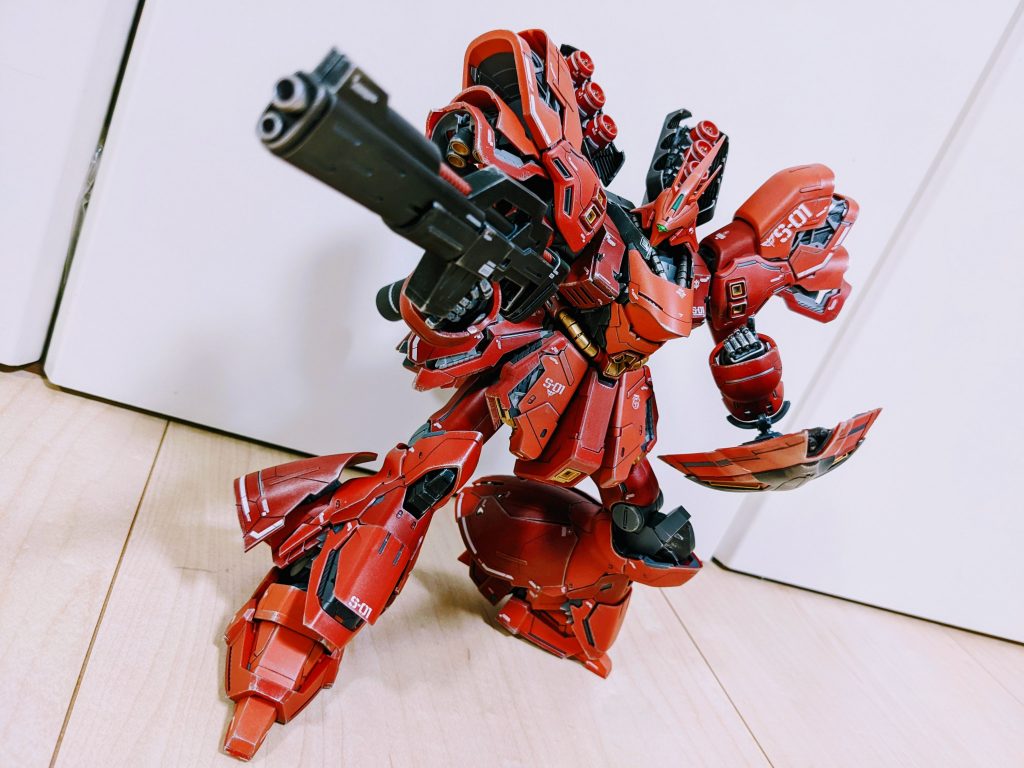 RGサザビーも所持していますが、やっぱり私は1/100、MGが好きです。手間がかかる分、抜群のプロポーションを見せてくれるし、何処から見ても美しくてカッコいい。デカイって正義!!