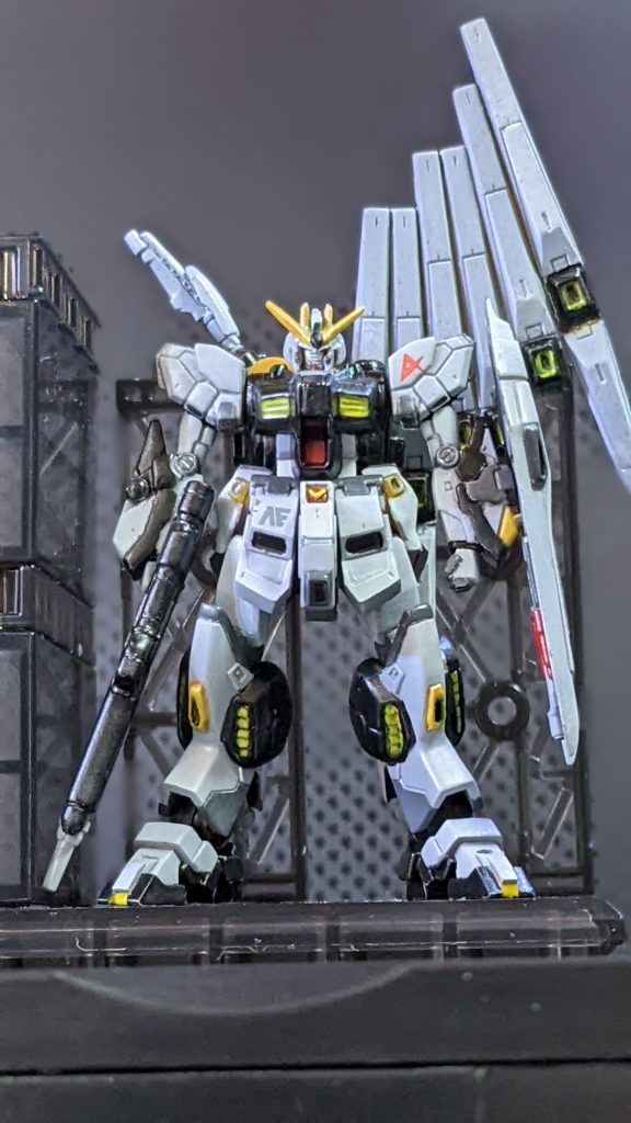 今回は塗装失敗してかなり荒いです。最後のトップコートで黒い部分が白く濁ってます(*_*) いろいろ反省点は多いですが、νガンダムをアーティファクトで再現できたので満足しています。