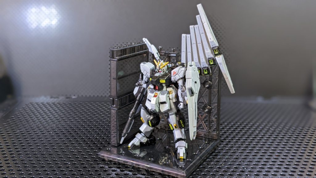 前作のザク3改に続きアーティファクトにすっかりハマってしまい、今度はHi-νガンダムをνガンダムにしてやろうという試みです。