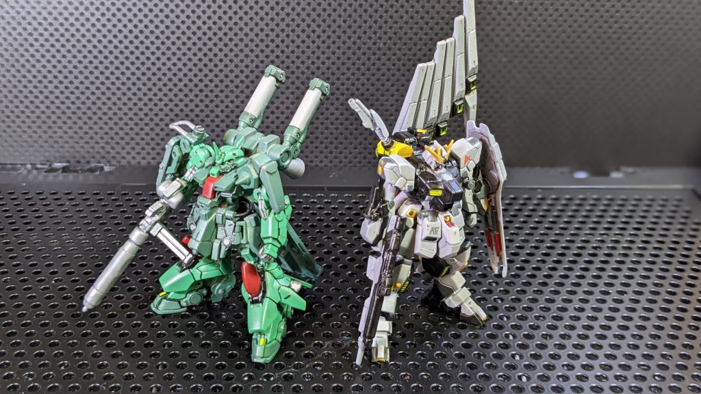 前作とツーショット。こうして見ると案外スケール感は合ってるのかな?設定だとνガンダムの方が少し大きいくらい(νガンダム22メートル、ザク3改21メートル)なので並べてもあまり違和感無いですね!やっぱりνガンダムはこのアシンメトリー感が堪らなくカッコイイです。アーティファクトは他のもぼちぼち作っていこうと思います。ありがとうございました<(_ _)>