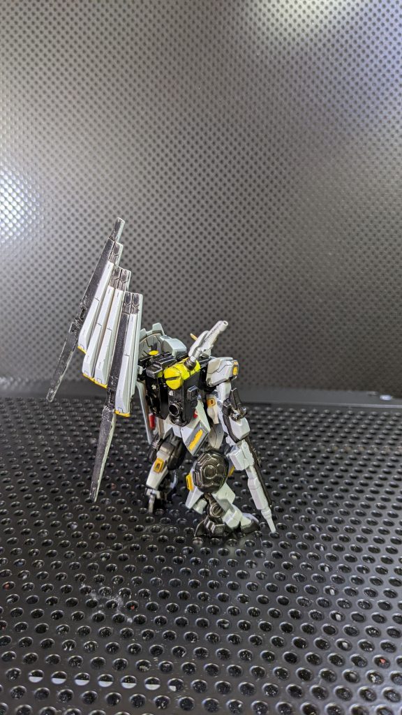 最初は塗装だけνガンダムに変更して完成と考えていたのですが、資料集などを見比べると意外といろんなところが違う…。特にバックパックは別物でここはプラ板やジャンクパーツを組み合わせて再現しました。ビームサーベルはかなり独特な形で似たようなパーツを探すのに一苦労しました…(^^;)