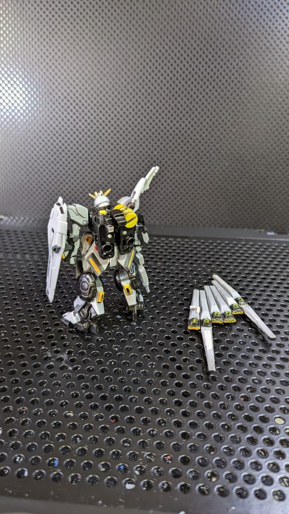 フィンファンネルはネオジム磁石で取り外し可能。Hi-νガンダムのフィンファンネルを一度切り離して接着しています。