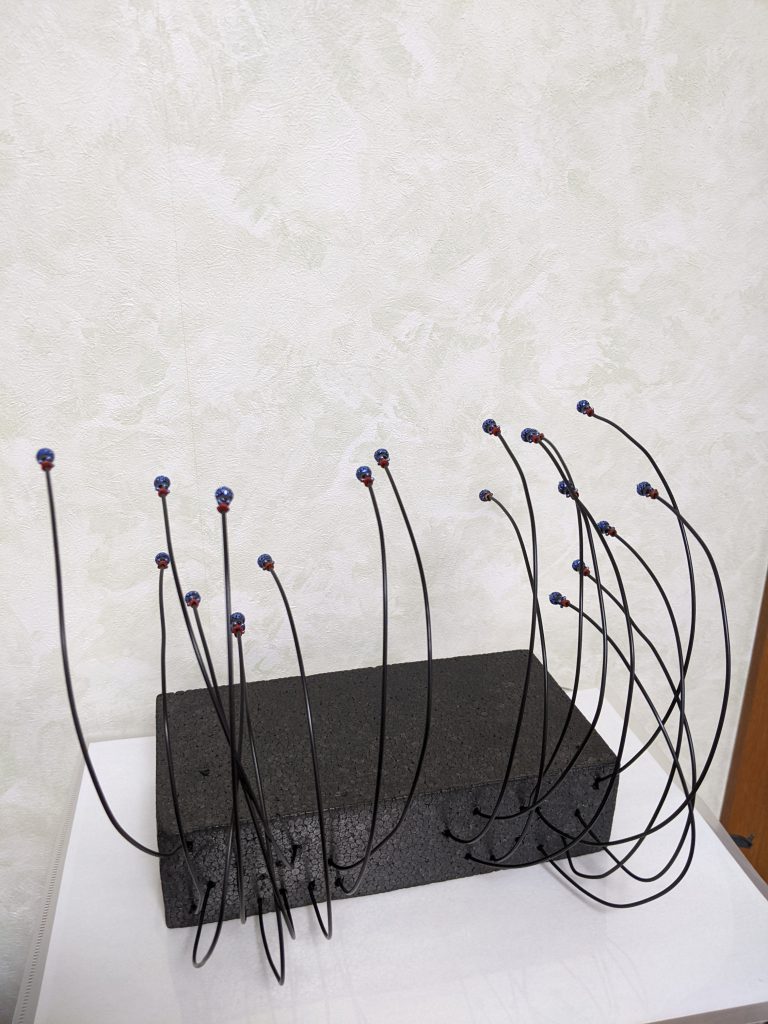 ビットエフェクトです。土台は100均の黒いスチロールブロック、黒の針金を適当に刺してます。ビットにピンバイスで適度に穴を開けてちょうど刺さるくらいにしています。