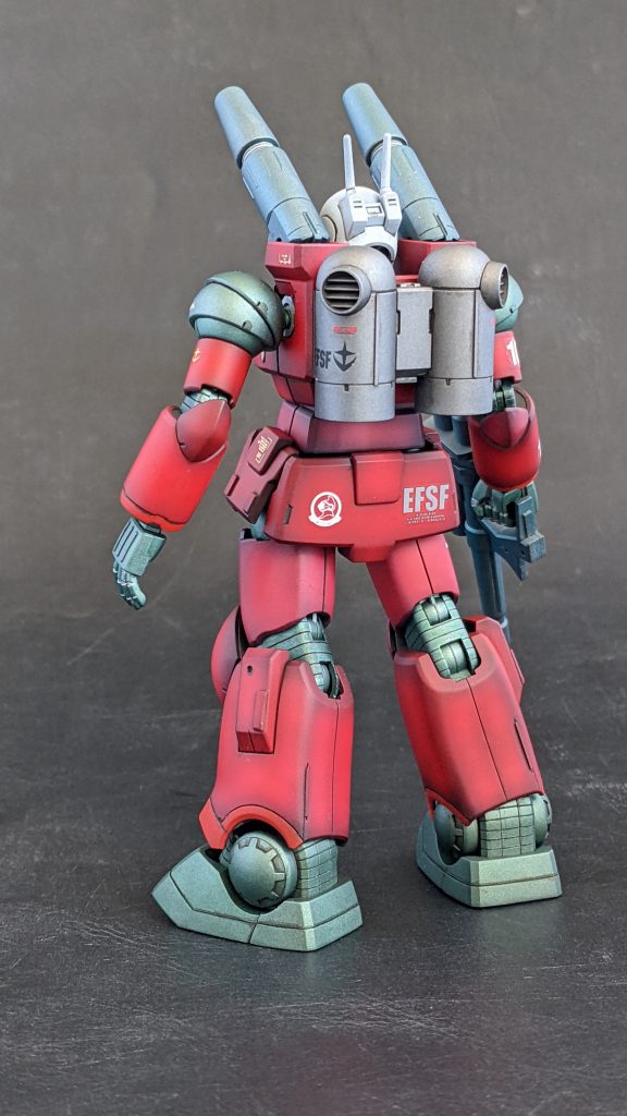 装甲部はガイアカラーのサーフェイサーブラックを下地に黒立ち上げ、赤はクレオスのクリアルージュをベースにしたクリアカラー、トップコートはガイアカラーのフラットクリア。足、関節はサーフェイサーエヴォのガンメタにクレオスのクリアグリーンにフラットクリア仕上げ。砲身、ライフルもサーフェイサーエヴォのガンメタにクリアブルー