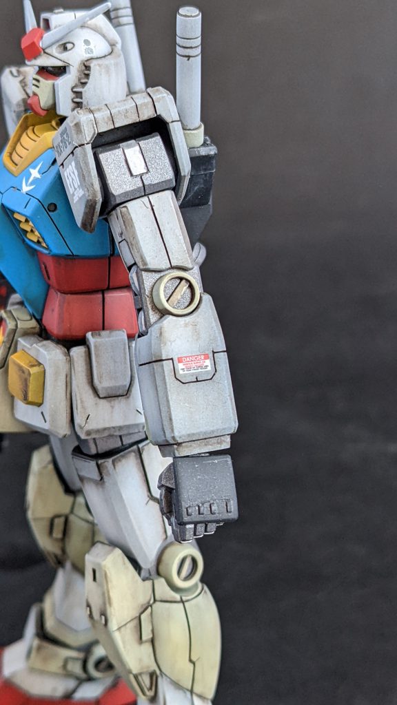 シールド裏、左腕、ランドセルに磁石を埋めて不細工な穴は埋めました。