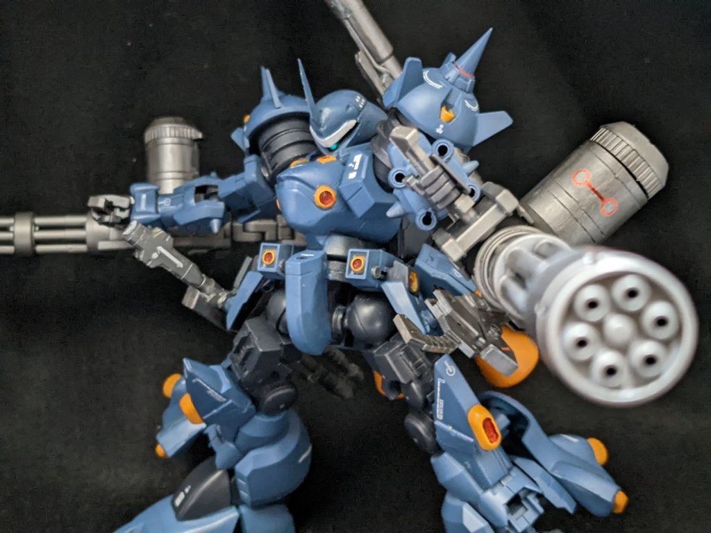 ジャイアントガトリング大型のビームガトリング、背面からアームで繋がっていてある程度自由に動かせます。