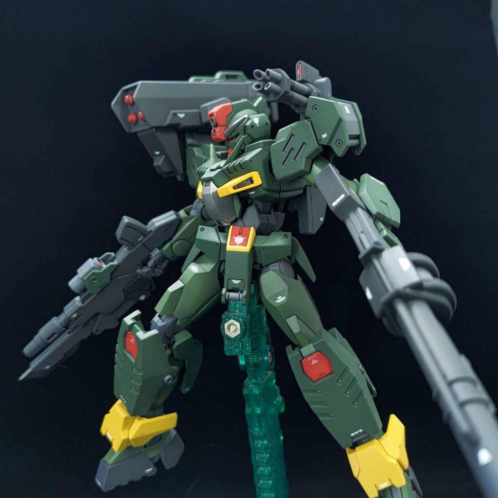 附属のミサイルランチャーが小さすぎるから、鉄血のオルフェンズのオプションセット2のロケットランチャーを使いました。SDコマンドガンダムに参考して、ミサイルを右側で取付けました。