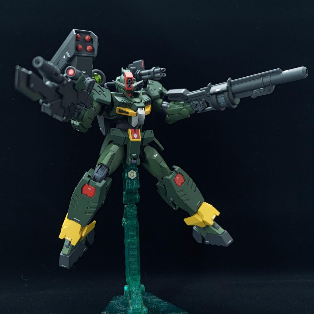 コマンドクアンタのアームズシールドがあまり気に入らないから、鉄血オプションセット2のグレネードランチャーを左手に装備する。SDのバルカンポッドをコトブキヤ　セントリーガンの小型ガトリングに入れ替わりました。