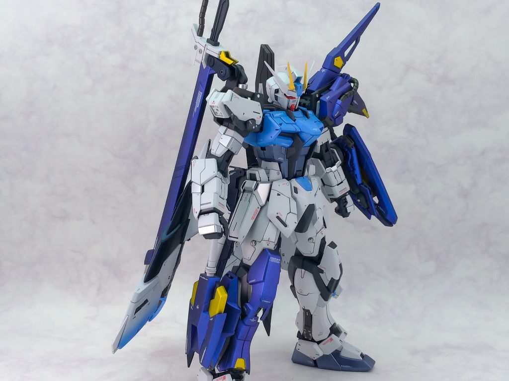 脚部にもストライカーパックのアタッチメントみたいなものがあっても良いのでは?と思ったのが今作の発端でした。ここはMGエクシアダークマターの余剰パーツを中心に構成してます。腰部ブースターはMGイージスのサイドアーマーをライトニングストライカーの腰部パーツに接続してます。ここのグラデ塗装がお気に入りポイント。